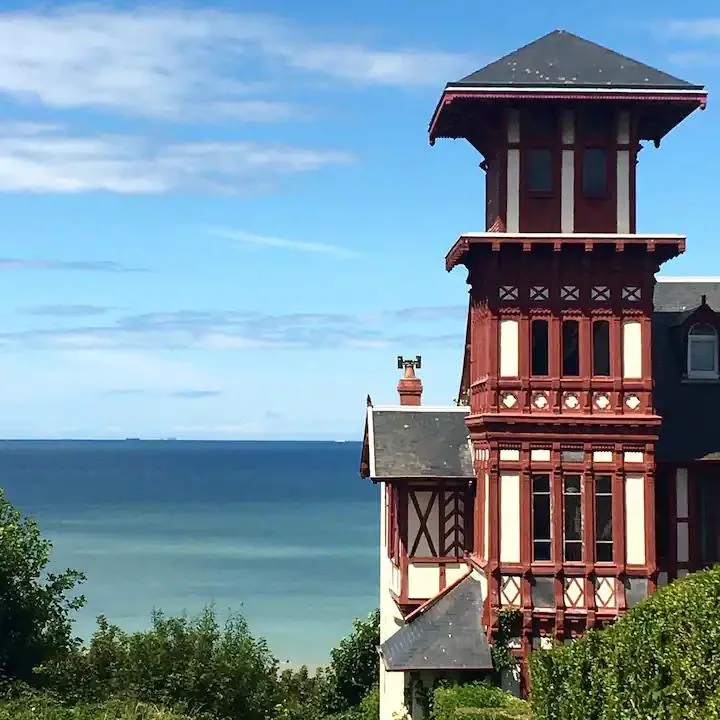 Manoir normand de bord de mer sur la côte normande